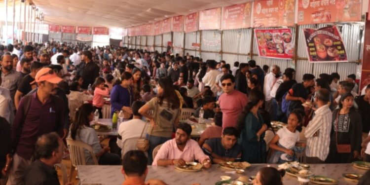 सुट्टीचा मुहूर्त साधून भीमथडी ओसंडून वाहिली- पुणेकरांनी मारला मांसाहारी शाकाहारी जेवणावर ताव.