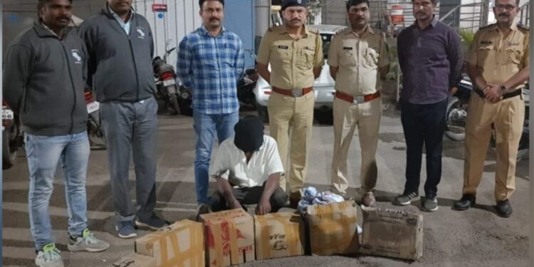 अवैध दारूविक्री करणा-यावर कारवाई एकुण २१,८४० रु. किं चा मुद्देमाल पुणे पोलिसांनी केला जप्त