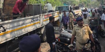 अनधिकृत हातगाड्या-फेरीवाल्यांवर कारवाई, ७० जणांवर गुन्हे दाखल पुणे पोलीस व  पुणे महापालिका अतिक्रमण विभाग यांच्या पथकाने केली कारवाई