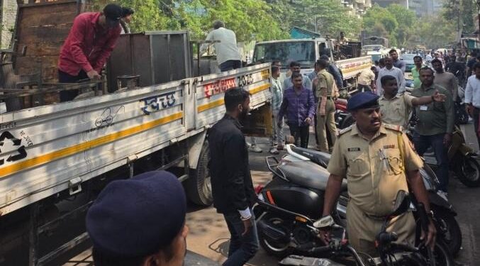 अनधिकृत हातगाड्या-फेरीवाल्यांवर कारवाई, ७० जणांवर गुन्हे दाखल पुणे पोलीस व  पुणे महापालिका अतिक्रमण विभाग यांच्या पथकाने केली कारवाई