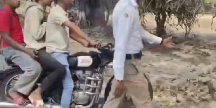 पुण्यात ट्रिपल सीटवर टू व्हीलर चालकांवर धडक  वाहतूक पोलिसांची धडक कारवाई; १,४५४ वाहनांवर कारवाई, १६ लाखांहून अधिक दंड वसूल