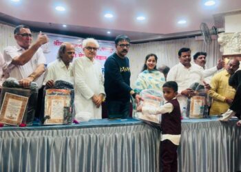 एकता सेवा प्रतिष्ठानच्या वतीने 500 शालेय विद्यार्थ्यांना शैक्षणिक साहित्य किट वाटप