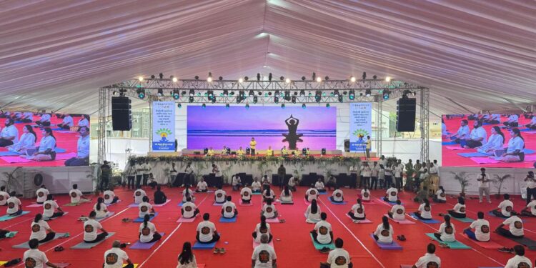 निरोगी वृद्धत्वासाठी योग’ संकल्पनेवर आधारित आंतरराष्ट्रीय योग दिनात सुमारे ५ हजार नागरिक सहभागी