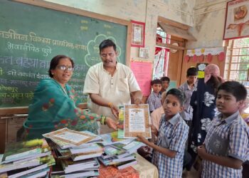 पद्मशाली बहुउद्देशीय संस्थाच्या वतीने विद्यार्थ्यांना मोफत शालेय साहित्य वाटप