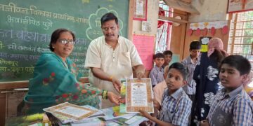 पद्मशाली बहुउद्देशीय संस्थाच्या वतीने विद्यार्थ्यांना मोफत शालेय साहित्य वाटप