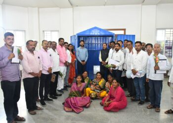 सामाजिक न्याय भवनामध्ये गटई कामगारांना स्टॉलचे वितरण