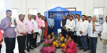 सामाजिक न्याय भवनामध्ये गटई कामगारांना स्टॉलचे वितरण