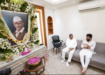 वनमंत्री गणेश नाईक यांची मोहोळ कुटुंबियांसोबत सांत्वनपर भेट