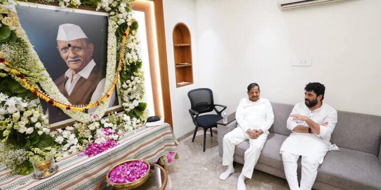 वनमंत्री गणेश नाईक यांची मोहोळ कुटुंबियांसोबत सांत्वनपर भेट