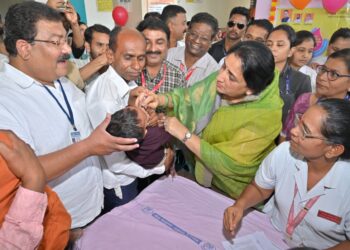 पालकमंत्री सुनेत्रा अजित पवार यांच्या हस्ते बालकांना पल्स पोलिओ लसीकरण