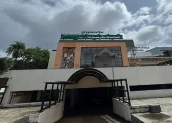 कोथरूडच्या बाळासाहेब ठाकरे बालनाट्यगृहात ६८ लाखांचे म्युरल काम
