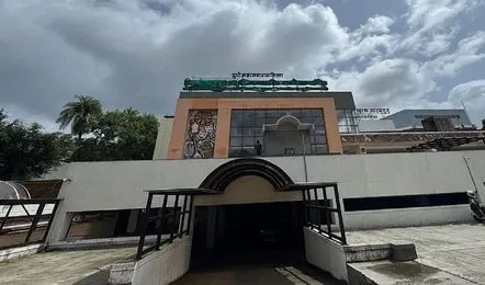 कोथरूडच्या बाळासाहेब ठाकरे बालनाट्यगृहात ६८ लाखांचे म्युरल काम