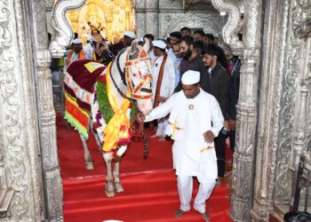 माऊलींच्या मानाच्या अश्वांची ‘दगडूशेठ’ गणपतीला अनोखी मानवंदना* गणेश मंदिराच्या सभामंडपात अश्वांचा प्रवेश ; विश्वस्त, मंडळाच्या कार्यकर्त्यांतर्फे अश्वांचे पूजन
