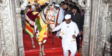माऊलींच्या मानाच्या अश्वांची ‘दगडूशेठ’ गणपतीला अनोखी मानवंदना* गणेश मंदिराच्या सभामंडपात अश्वांचा प्रवेश ; विश्वस्त, मंडळाच्या कार्यकर्त्यांतर्फे अश्वांचे पूजन