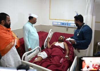 महसूल मंत्री चंद्रशेखर बावनकुळे यांनी जेजुरी येथे घेतली जखमींची भेट