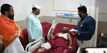 महसूल मंत्री चंद्रशेखर बावनकुळे यांनी जेजुरी येथे घेतली जखमींची भेट