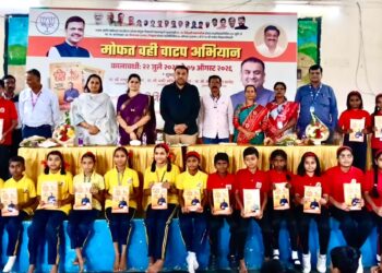 महाराष्ट्राचे लाडके मुख्यमंत्री देवेंद्र फडणवीस यांच्या वाढदिवसानिमित्त व स्व. विनायक (आबा) निम्हण यांच्या जयंतीनिमित्त शिवाजीनगरमध्ये १ लाख वह्यांच्या वाटपाचा उपक्रम