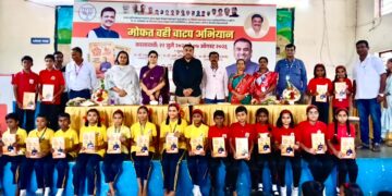 महाराष्ट्राचे लाडके मुख्यमंत्री देवेंद्र फडणवीस यांच्या वाढदिवसानिमित्त व स्व. विनायक (आबा) निम्हण यांच्या जयंतीनिमित्त शिवाजीनगरमध्ये १ लाख वह्यांच्या वाटपाचा उपक्रम