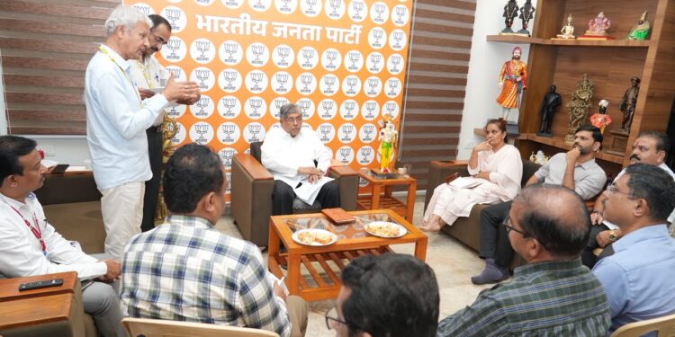 निधीअभावी डीपी रोडवरील कामे रखडू देऊ नयेत! ना. चंद्रकांतदादा पाटील यांच्या स्पष्ट सूचना