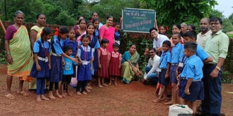 एक पेड माँ के नाम’ उपक्रमाला मुंढरमध्ये उत्स्फूर्त प्रतिसाद जि.प. शाळा क्रमांक १ येथे वृक्षारोपण – ग्रामपंचायतीकडून २०० रोपे ग्रामस्थांना देणार