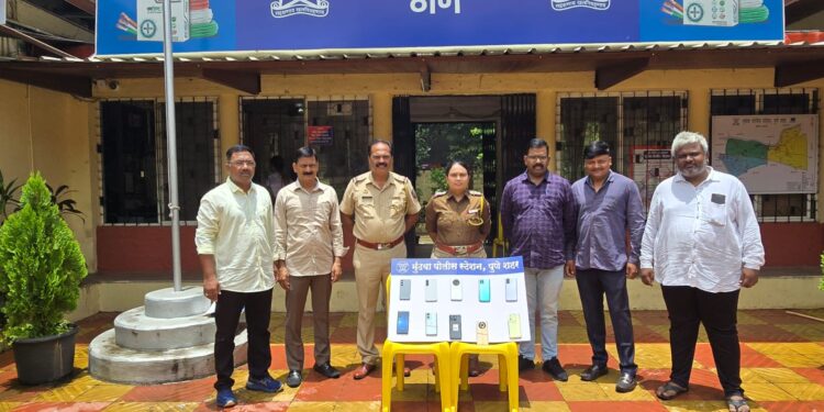CEIR पोर्टलच्या मदतीने १० हरवलेले मोबाईल शोधून हरवलेल्या मोबाईल मालकांच्या पुणे पोलिसांनी दिले ताब्यात