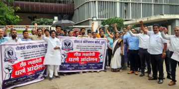 अन्यायाविरोधात डॉक्टरांचे जिल्हाधिकारी कार्यालयासमोर धरणे आंदोलन