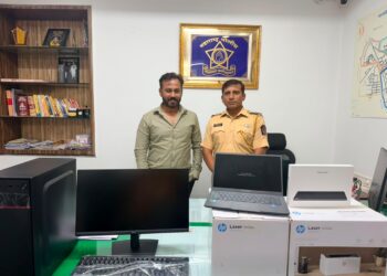 स्व. विनायक आबा निम्हण यांच्या जयंतीनिमित्त खडकी पोलीस स्टेशनला संगणकीय साहित्याचे वितरण