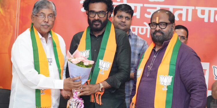 प्रमोद निम्हण आणि डॉ. वैष्णवी किरड व प्रल्हाद गवळी,यांचा भाजपमध्ये प्रवेश