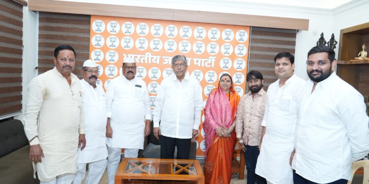 म्हाळुंगे गावातील रस्ता व ड्रेनेजच्या कामांना गती ना. चंद्रकांतदादा पाटील यांच्यासोबत म्हाळुंगे गावच्या शिष्टमंडळाची चर्चा