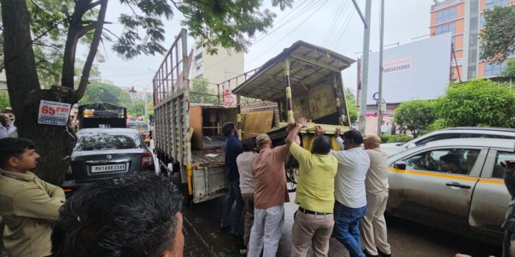 शाळा-महाविद्यालयांच्या १०० मीटर परिसरातील पान टपऱ्यांवर पिंपरी चिंचवड पोलिसांचा कारवाई; १९ टपऱ्यांची उचल बांगडी