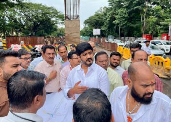 पुण्यातील वाहतूक कोंडी फोडण्यासाठी आमदार सिद्धार्थ शिरोळे यांची विविध ठिकाणी उड्डाणपूल व अंडरपासच्या कामांची पाहणी; कामांना गती देण्याचे निर्देश