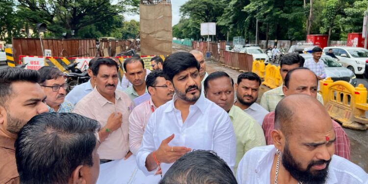 पुण्यातील वाहतूक कोंडी फोडण्यासाठी आमदार सिद्धार्थ शिरोळे यांची विविध ठिकाणी उड्डाणपूल व अंडरपासच्या कामांची पाहणी; कामांना गती देण्याचे निर्देश