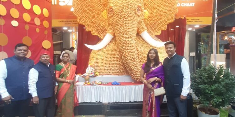 २१ हजार पाणीपुरींपासून साकारला १३ फूटी गणपती गणेश भेळचा अनोखा उपक्रम;पर्यावरणपूरक गणेशोत्सवाचा संदेश
