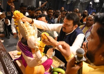 मुख्यमंत्री देवेंद्र फडणवीस यांच्या पुण्यातील सार्वजनिक गणेश मंडळांना भेटी