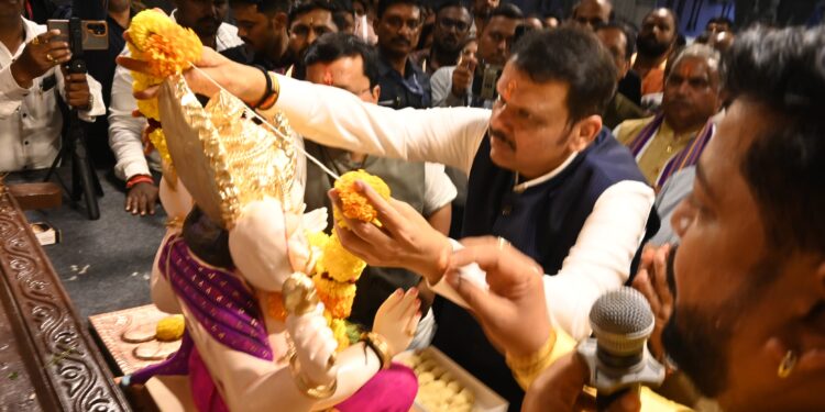 मुख्यमंत्री देवेंद्र फडणवीस यांच्या पुण्यातील सार्वजनिक गणेश मंडळांना भेटी