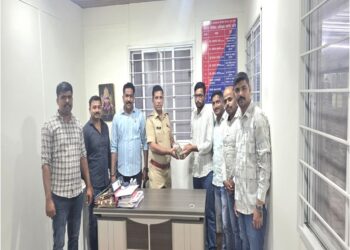 हरवलेली २.५४ लाखांची रोकड व २.४ लाखांचे चेक पुणे पोलिसांनी दोन दिवसांत शोधून केले परत