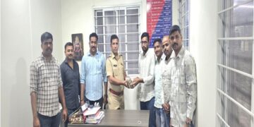 हरवलेली २.५४ लाखांची रोकड व २.४ लाखांचे चेक पुणे पोलिसांनी दोन दिवसांत शोधून केले परत