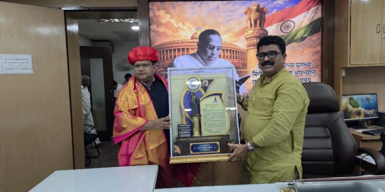पुणे महानगरपालिकाआयुक्त नवल किशोर राम यांचा वाढदिवसानिमित्त सत्कार – उपमहापौर परशुराम वाडेकर यांच्या हस्ते स्मृतीचिन्ह व डॉ. बाबासाहेब आंबेडकर यांच्या भाषणांचे पुस्तक भेट
