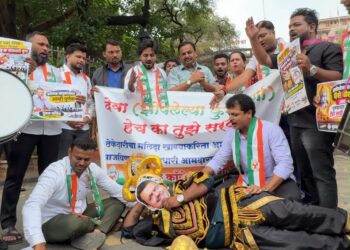 पुणे महानगरपालिका आयुक्तांना दिलेल्या धमकीविरोधात पुणे शहर युवक काँग्रेस आक्रमक; महापालिका गेटवर ‘कुंभकर्ण’ देवाभाऊंना उठवण्यासाठी अनोखे आंदोलन!