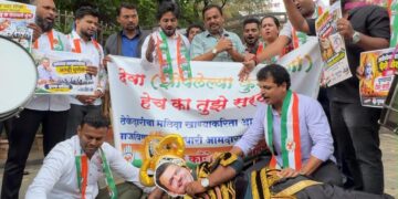 पुणे महानगरपालिका आयुक्तांना दिलेल्या धमकीविरोधात पुणे शहर युवक काँग्रेस आक्रमक; महापालिका गेटवर ‘कुंभकर्ण’ देवाभाऊंना उठवण्यासाठी अनोखे आंदोलन!