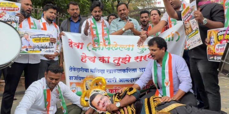 पुणे महानगरपालिका आयुक्तांना दिलेल्या धमकीविरोधात पुणे शहर युवक काँग्रेस आक्रमक; महापालिका गेटवर ‘कुंभकर्ण’ देवाभाऊंना उठवण्यासाठी अनोखे आंदोलन!