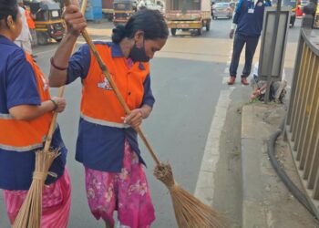 कसबा पेठेत ‘एक दिवस, एक तास, एक साथ’ श्रमदान; नागरिकांसह पुणे महापालिका कर्मचाऱ्यांचा उत्स्फूर्त सहभाग
