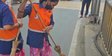 कसबा पेठेत ‘एक दिवस, एक तास, एक साथ’ श्रमदान; नागरिकांसह पुणे महापालिका कर्मचाऱ्यांचा उत्स्फूर्त सहभाग