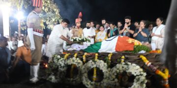 ज्येष्ठ अभिनेते पद्मश्री नाना पाटेकर यांच्यावर शासकीय इतमामात अंत्यसंस्कार