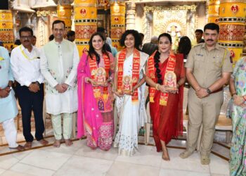 आकाशात भरारी घेणाऱ्या महिला वैमानिकांचा सन्मान नवरात्रीत श्री महालक्ष्मी ट्रस्टच्या वतीने स्त्रीशक्तीचा जागर