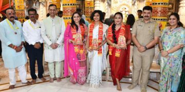 आकाशात भरारी घेणाऱ्या महिला वैमानिकांचा सन्मान नवरात्रीत श्री महालक्ष्मी ट्रस्टच्या वतीने स्त्रीशक्तीचा जागर