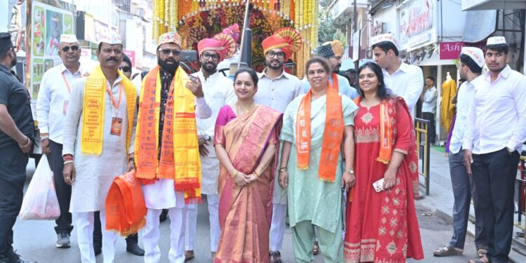 पुण्यातून श्री साईबाबांची पालखी प्रति शिर्डी शिरगावकडे मार्गस्थ; लक्ष्मी रोडसह प्रमुख मार्गांवरून निघाली पालखी मिरवणूक
