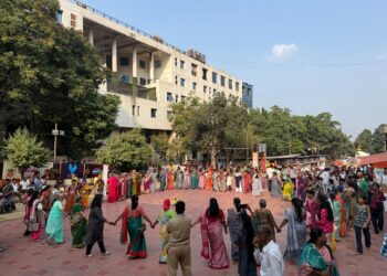 भोंडल्याच्या फेरात आजीबाई रमल्या बालपणीच्या आठवणीत! चतु:शृंगी मंदिरात निवारा वृद्धाश्रमातील महिलांसाठी अनोखा उपक्रम गाणी, झिम्मा, फेर, फुगड्यांनी रंगला सोहळा