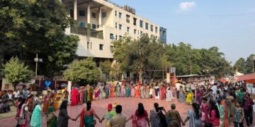 भोंडल्याच्या फेरात आजीबाई रमल्या बालपणीच्या आठवणीत! चतु:शृंगी मंदिरात निवारा वृद्धाश्रमातील महिलांसाठी अनोखा उपक्रम गाणी, झिम्मा, फेर, फुगड्यांनी रंगला सोहळा