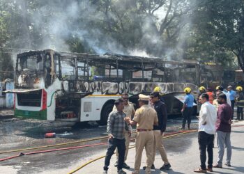 पुण्यात चालत्या MSRTC ई-बसला आग; १७ प्रवाशी बचावला!